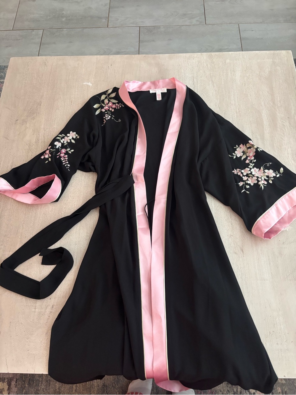 NWT Oscar de la Renta Pink Label Black & Pink Floral Satin-Trim Robe